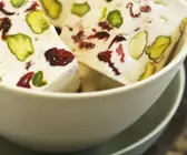 Helles Nougat mit Trockenobst
