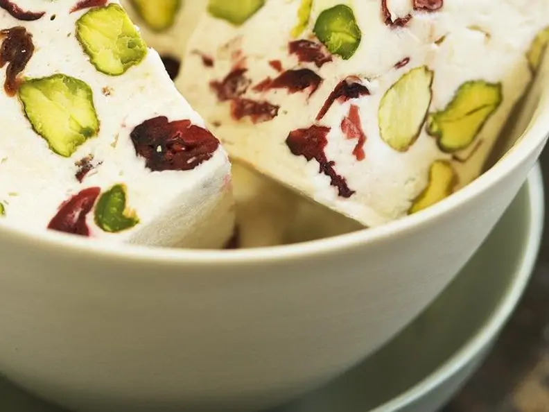Helles Nougat mit Trockenobst