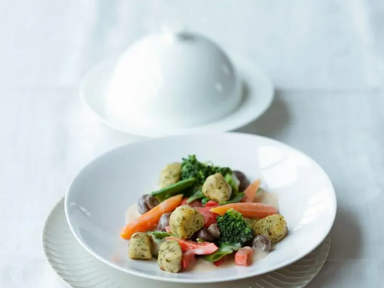 Kräuter-Kartoffellößchen mit Gemüse