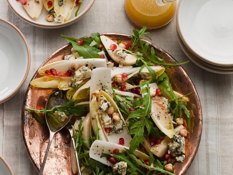 Herbstlicher Chicoréesalat mit Birnen und Käse