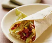 Wraps mit Gemüsesalat gefüllt