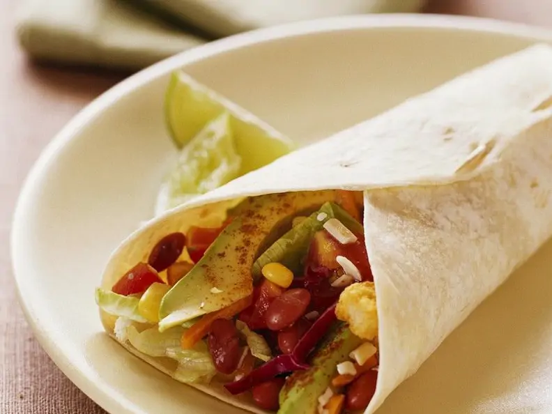 Wraps mit Gemüsesalat gefüllt