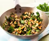 Champignons mit Blattgemüse aus dem Wok