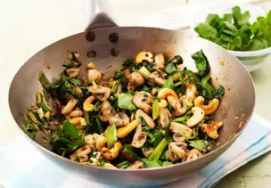 Champignons mit Blattgemüse aus dem Wok