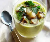 Kalte Gurkensuppe mit Brotwürfeln