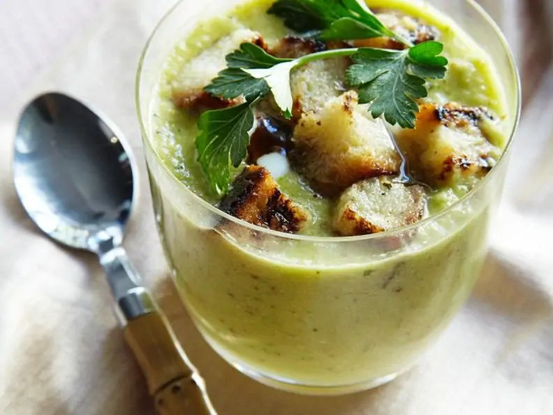 Kalte Gurkensuppe mit Brotwürfeln