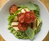 Pesto-Risoni mit Käse und Tomaten