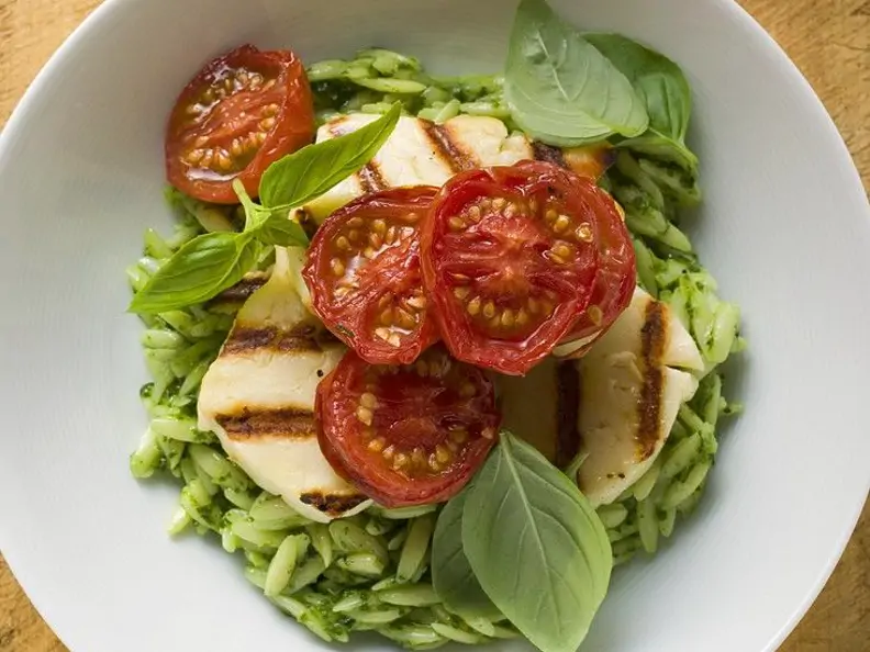 Pesto-Risoni mit Käse und Tomaten