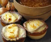 Zwiebelsuppe mit Käse überbacken