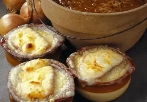 Zwiebelsuppe mit Käse überbacken
