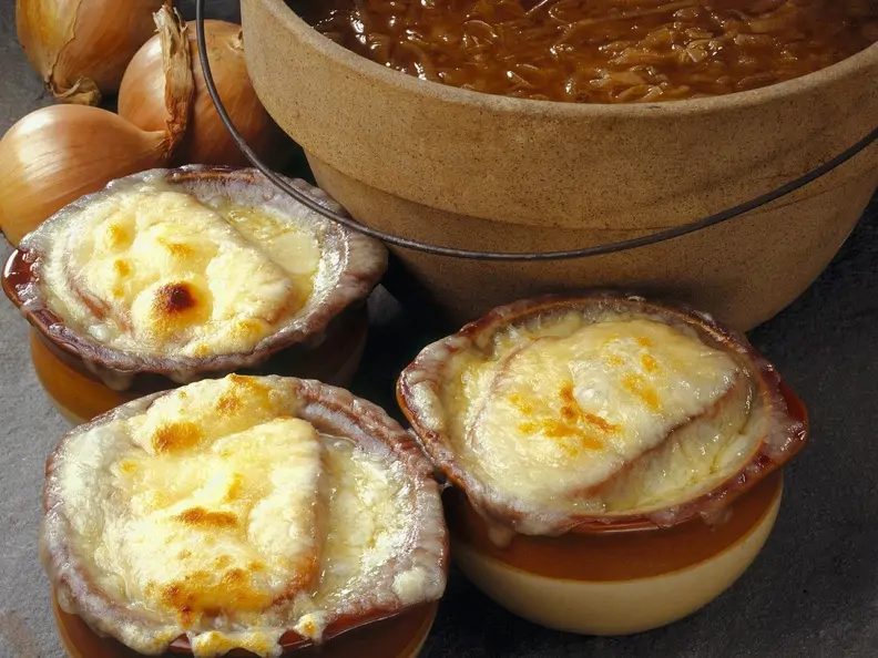 Zwiebelsuppe mit Käse überbacken