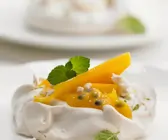 Pavlova mit exotischen Früchten
