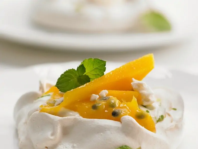 Pavlova mit exotischen Früchten