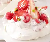 Kleine Pavlovas mit Beeren