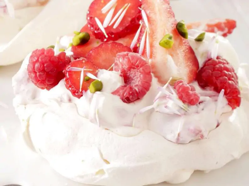 Kleine Pavlovas mit Beeren