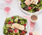 Salat mit Käse und Beeren