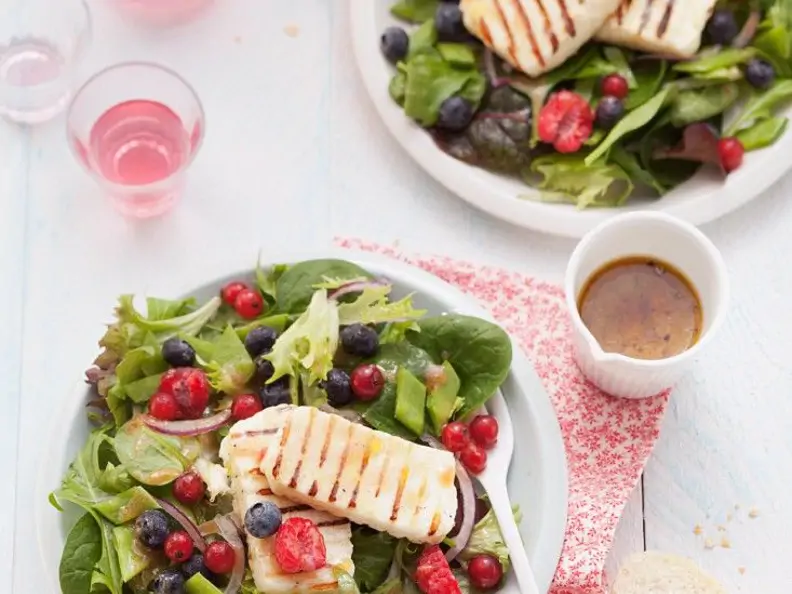 Salat mit Käse und Beeren