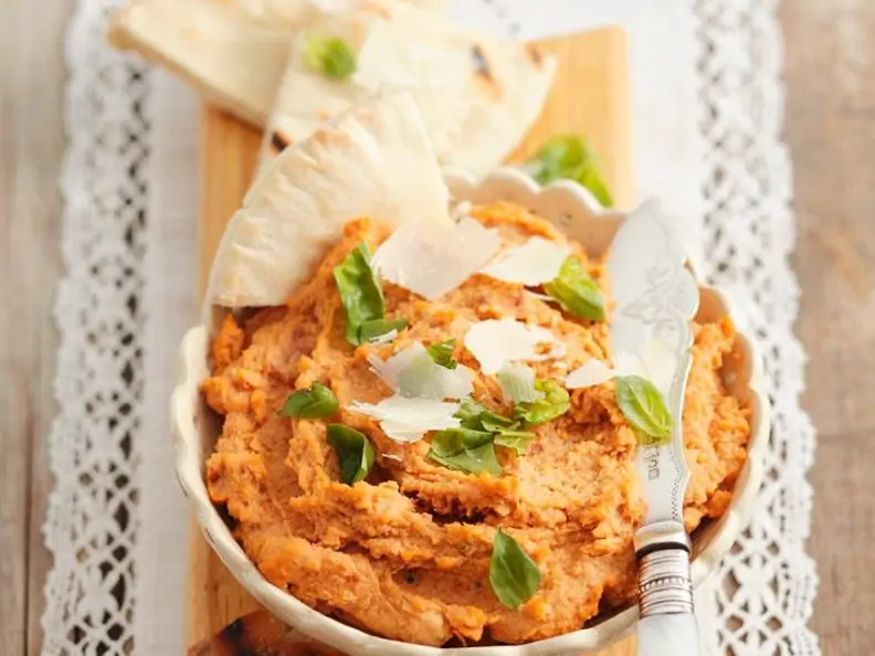 Hummus mit Tomaten