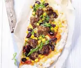 Pizza mit Hackfleisch, Bohnen und Reis