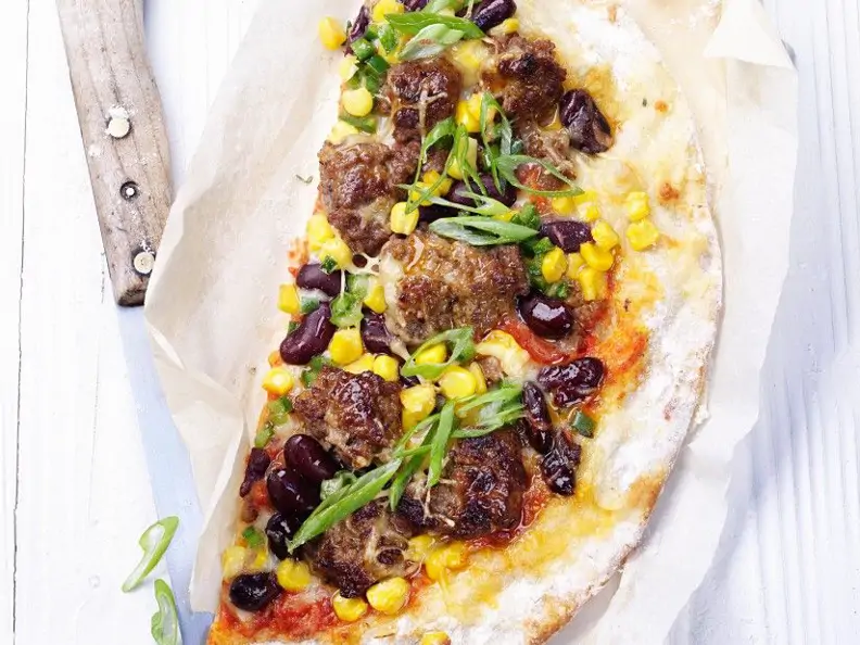 Pizza mit Hackfleisch, Bohnen und Reis