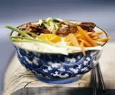Reis mit Rind, Ei und Gemüse