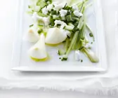 Gurken-Frühlingszwiebelsalat mit Schafskäse