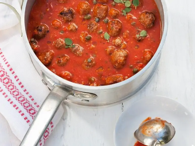 Griechische Fleischbällchen in Tomatensauce