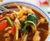 Sauer-scharfe Suppe mit Hähnchen und Gemüse