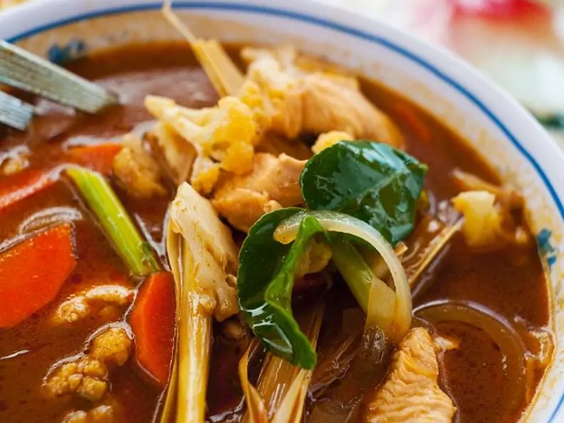 Sauer-scharfe Suppe mit Hähnchen und Gemüse