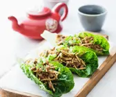 Hackfleisch im Salatblatt