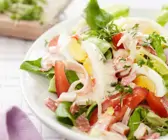 Gemischter Salat mit Ei und Joghurtdressing