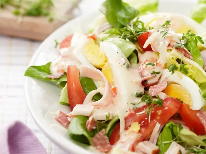 Gemischter Salat mit Ei und Joghurtdressing