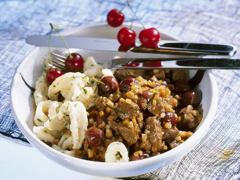Rehragout mit Gemüse und Kirschen
