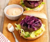 Burger mit Karamellzwiebeln und Cocktailsauce