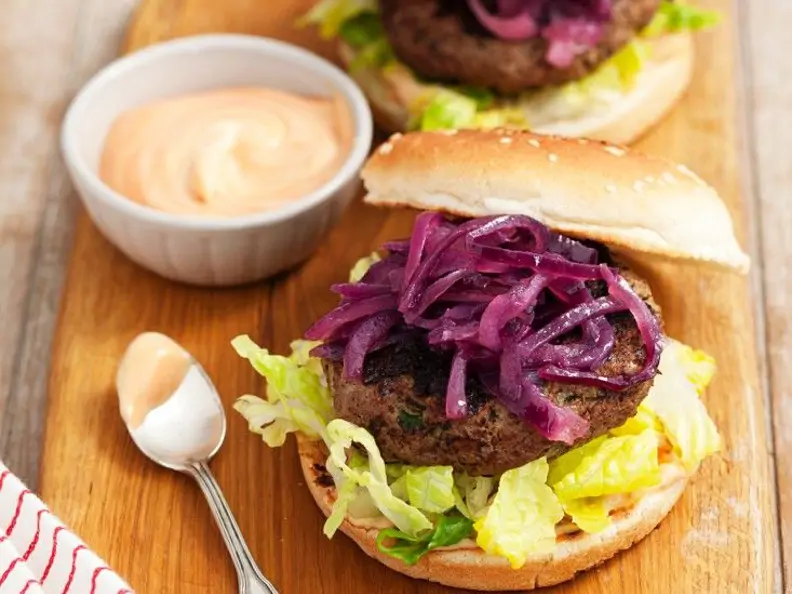 Burger mit Karamellzwiebeln und Cocktailsauce