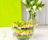 Schichtsalat mit Zwiebeln, Ei, Speck, Erbsen und Käse