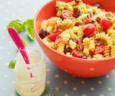 Nudelsalat mit Tomaten, Schinken und Oliven