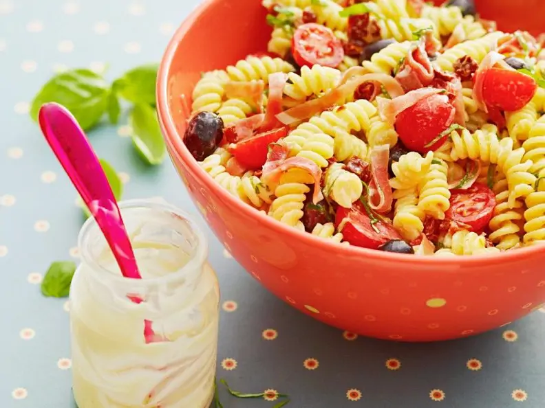 Nudelsalat mit Tomaten, Schinken und Oliven