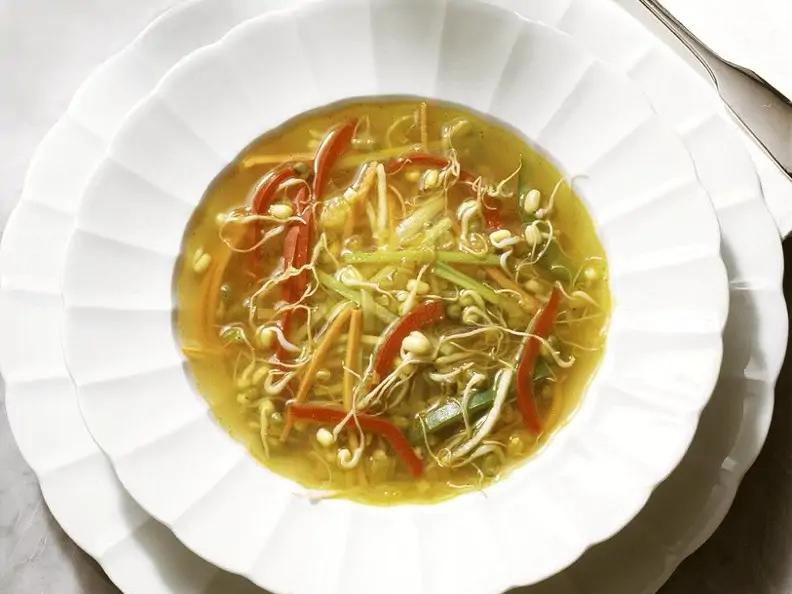 Gemüsesuppe mit Mungosprossen