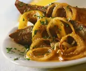 Gebratene Leber mit Zwiebeln und Äpfeln