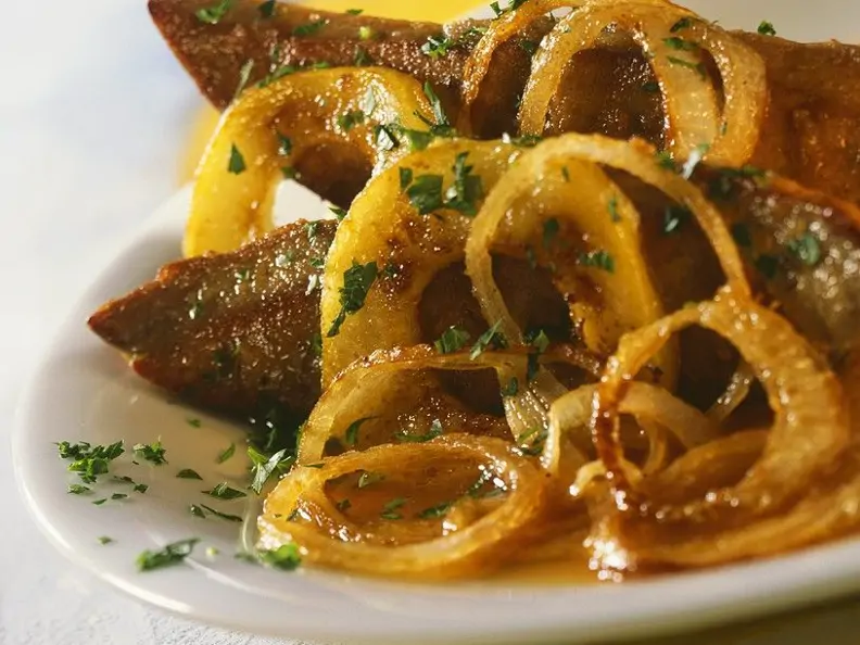 Gebratene Leber mit Zwiebeln und Äpfeln