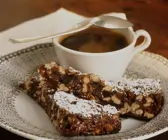 Nusskuchen mit Feigen