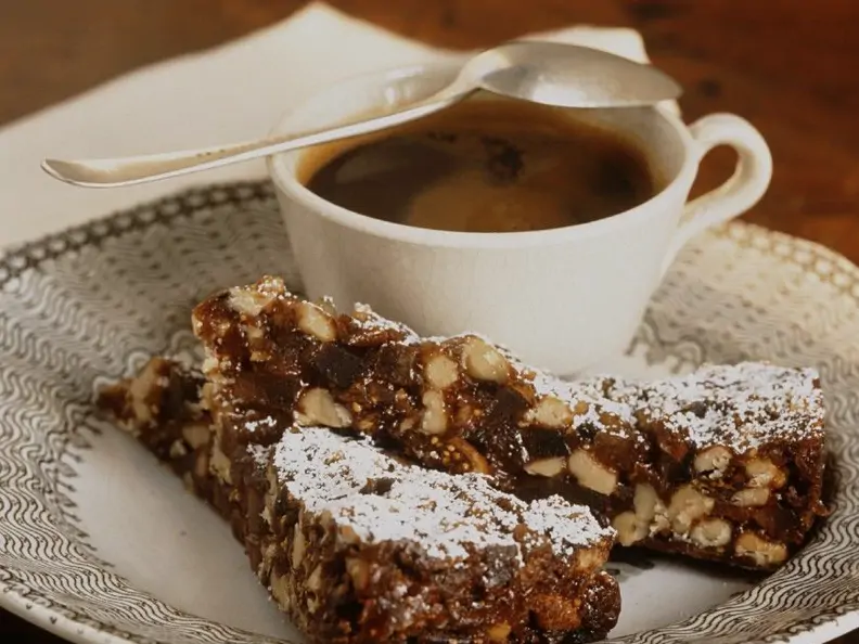 Nusskuchen mit Feigen