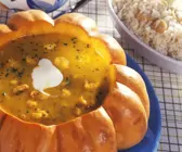 Kürbis-Mango-Cremesuppe mit Garnelen