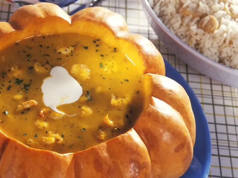 Kürbis-Mango-Cremesuppe mit Garnelen