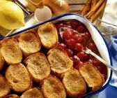 Semmelauflauf mit Kirschen