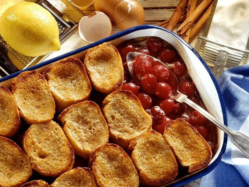 Semmelauflauf mit Kirschen