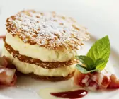 Mousse mit Eierlikör, dazu Erdbeeren