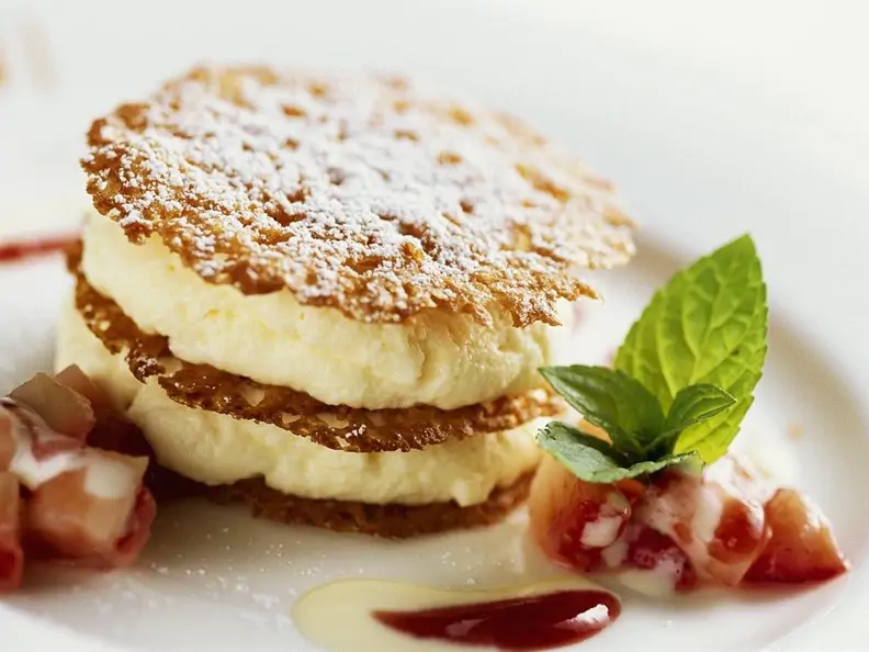 Mousse mit Eierlikör, dazu Erdbeeren