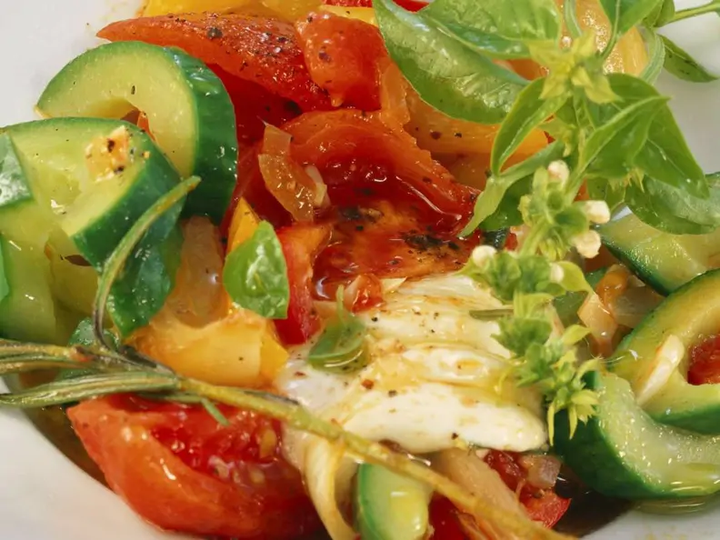 Gurken-Ratatouille mit Mozzarella